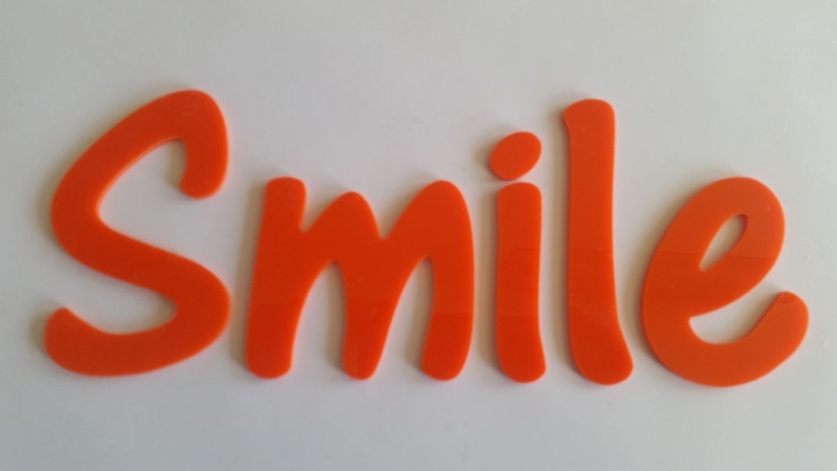 Lettre deco Smile en plexi orange