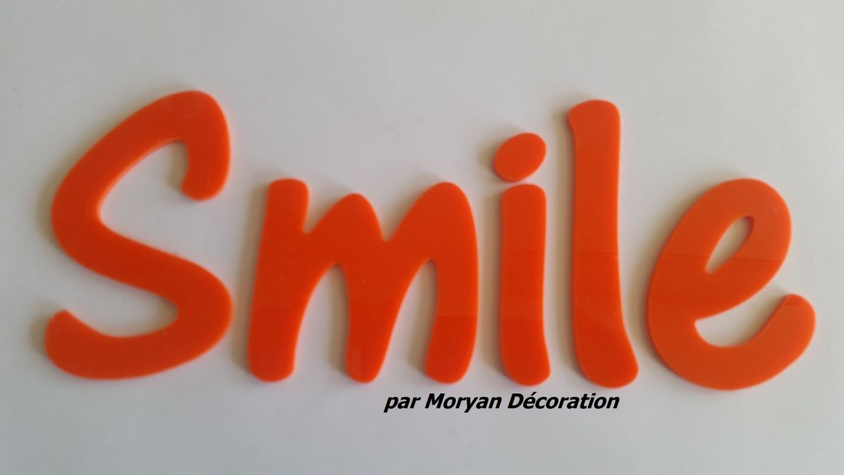 Lettre deco Smile en plexi , hauteur 20 cm