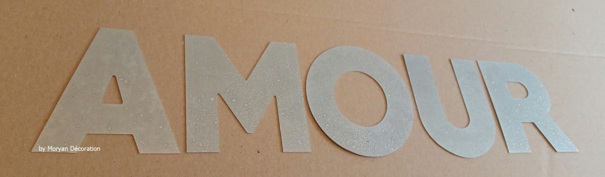 Lettre decorative en zinc AMOUR 10 cm