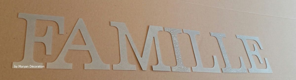 Lettre decorative en zinc FAMILLE 10 cm