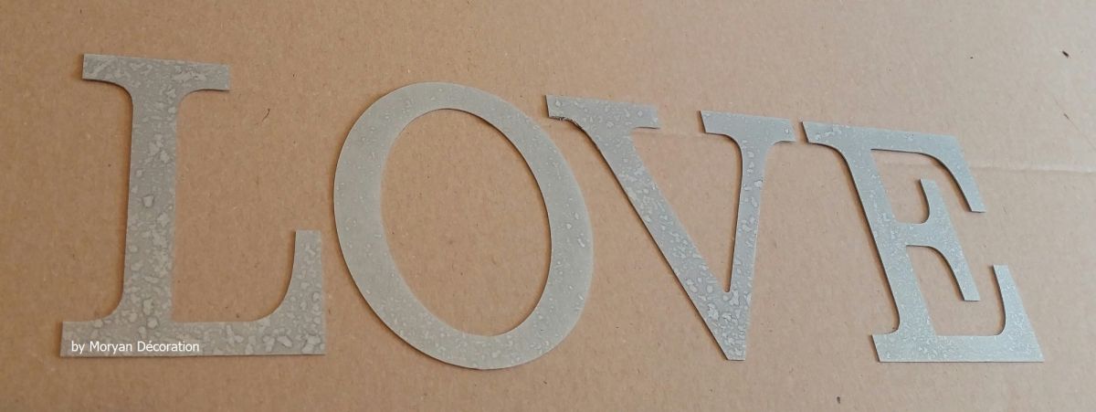 Lettre decorative en zinc LOVE 20 cm