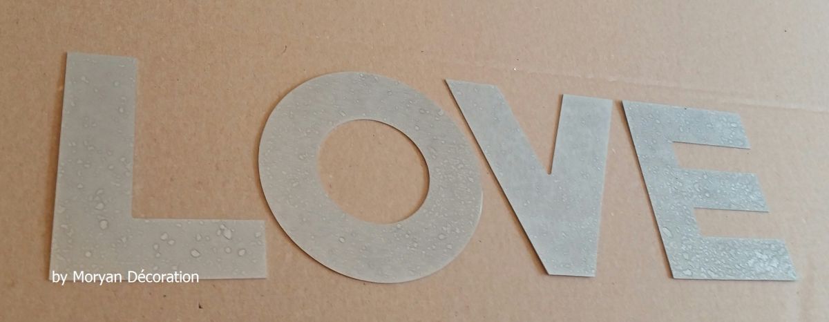 Lettre decorative en zinc LOVE 20 cm