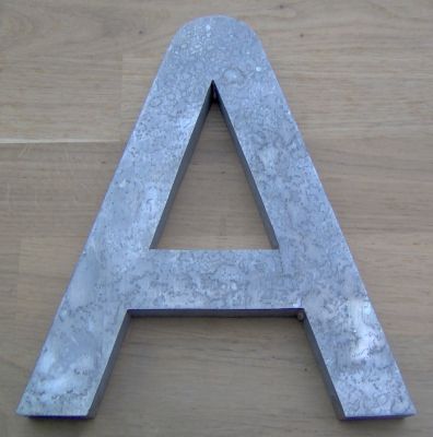 Lettre en relief 3D en zinc DIGITAL SANS