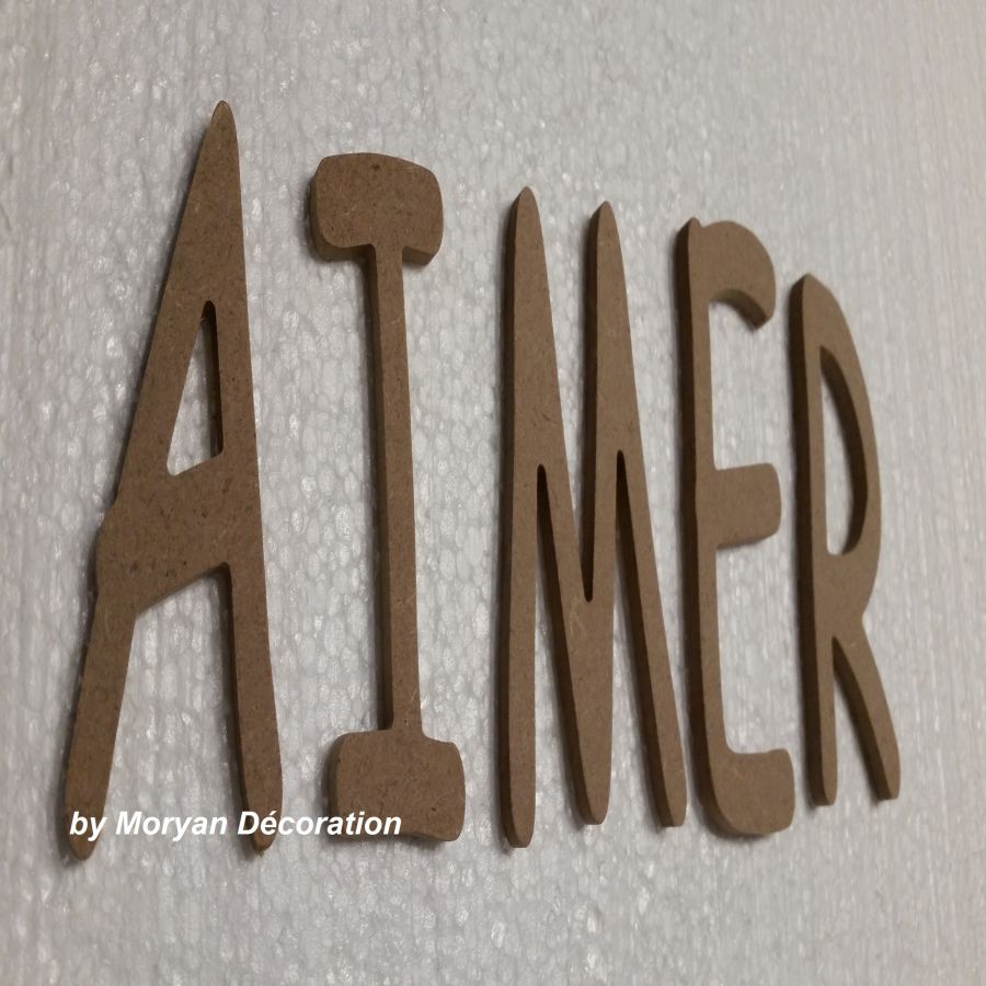 Lettre en bois decorative AIMER